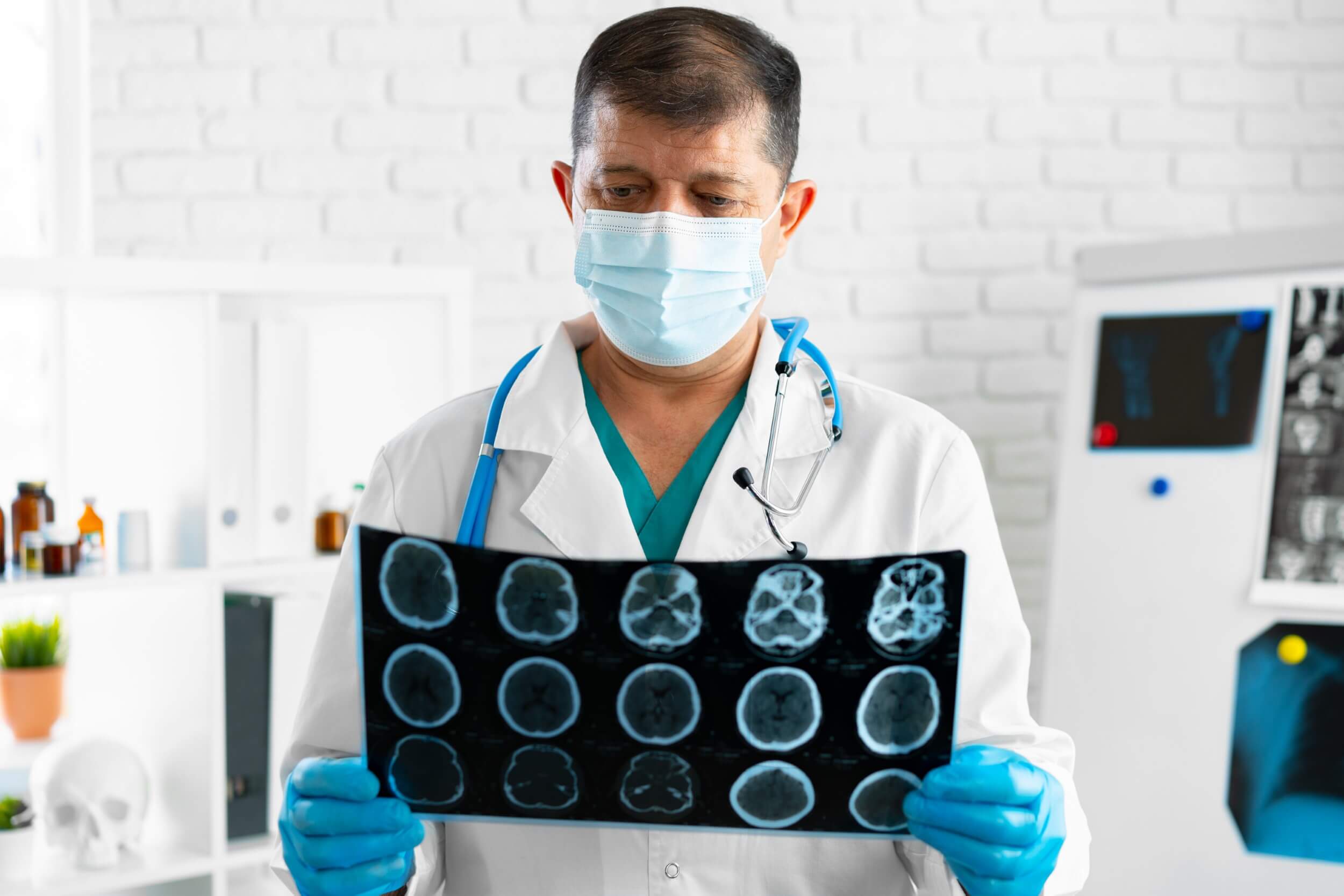 senior-man-doctor-in-mask-examines-head-mri-in-hos-2021-09-03-08-51-26-utc.jpg senior-man-doctor-in-mask-examines-head-mri-in-hos-2021-09-03-08-51-26-utc.jpg